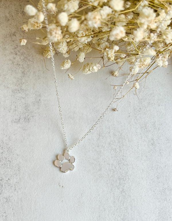 Collar Elegante de Patas de Plata – Acero Inoxidable