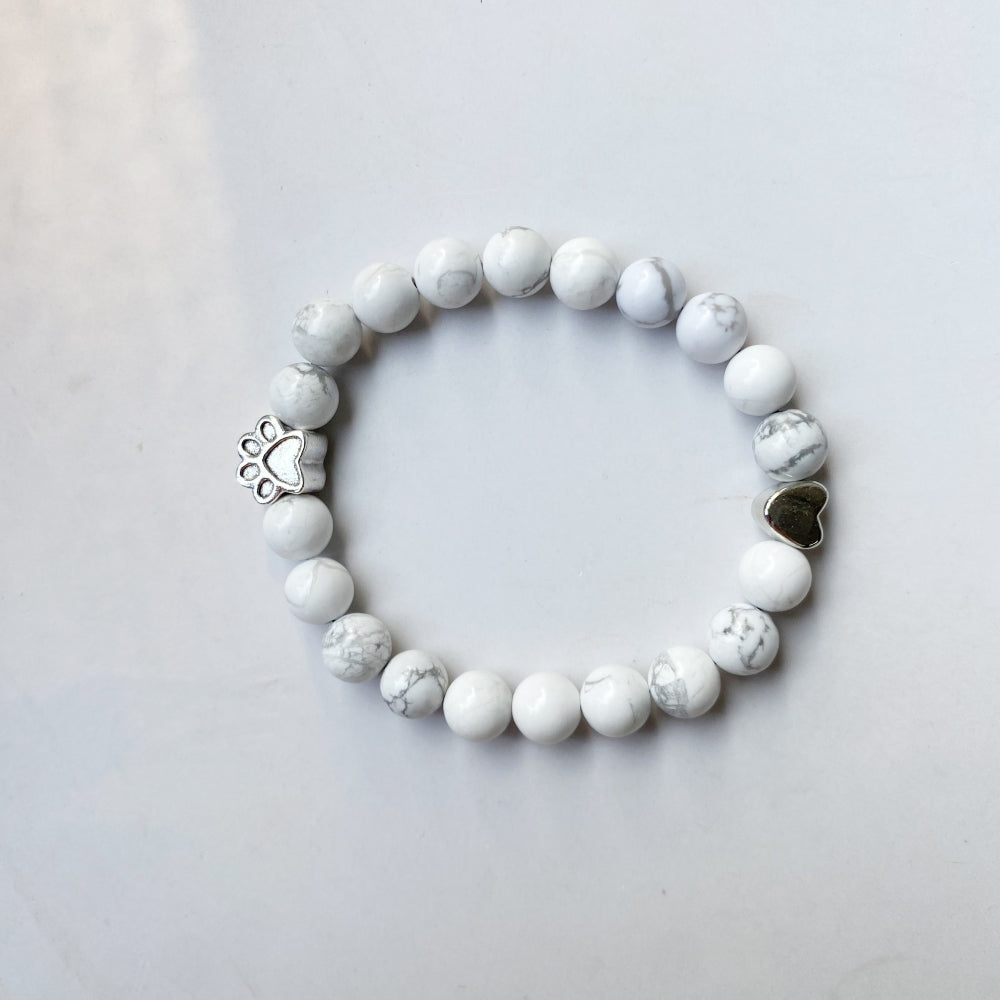 Pulsera de Piedra Natural con Charms de Huella y Corazón – Diseño Artesanal