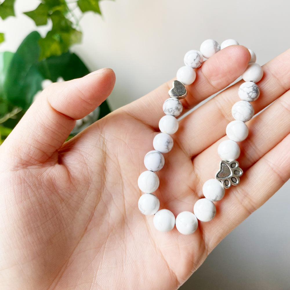 Pulsera de Piedra Natural con Charms de Huella y Corazón – Diseño Artesanal