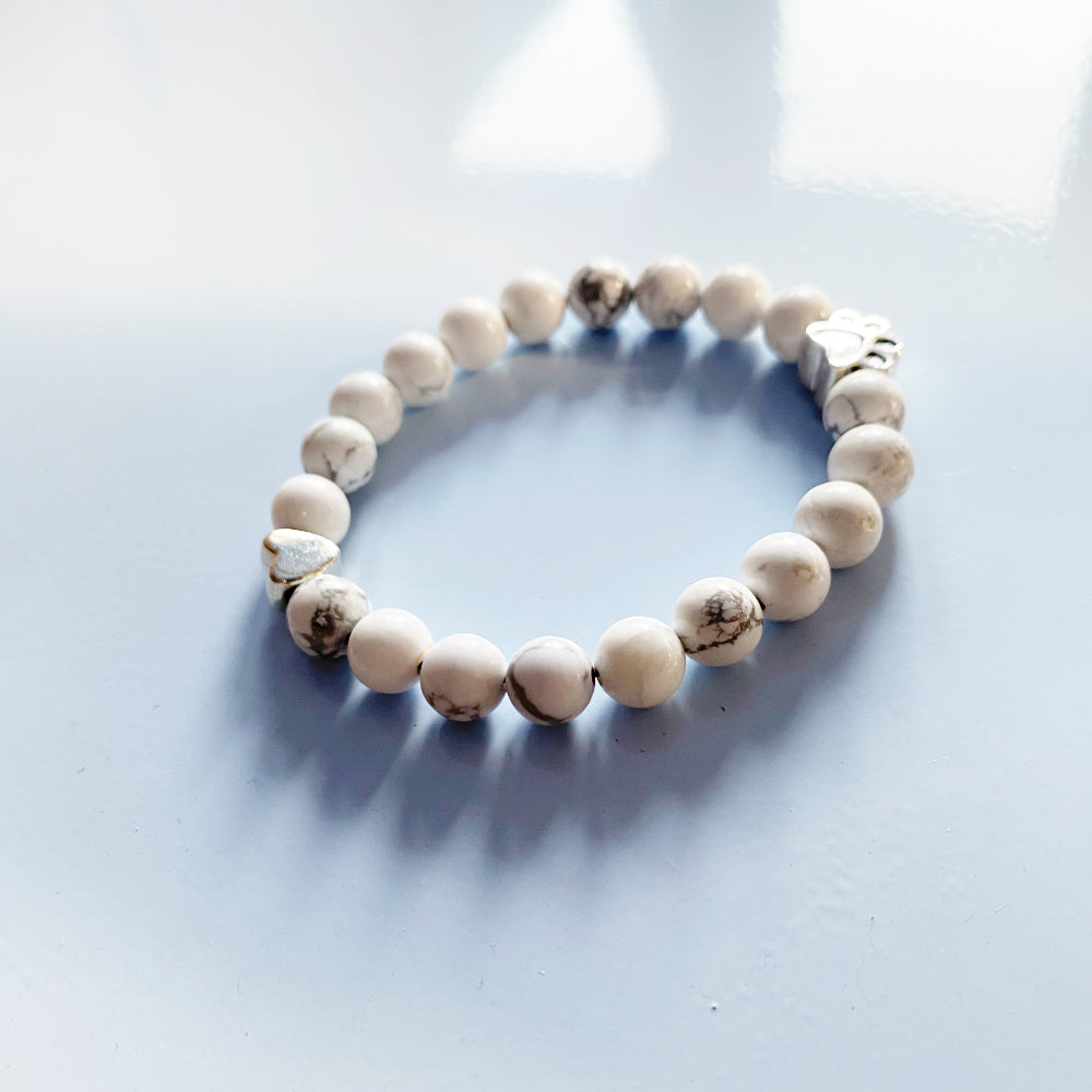 Pulsera de Piedra Natural con Charms de Huella y Corazón – Diseño Artesanal