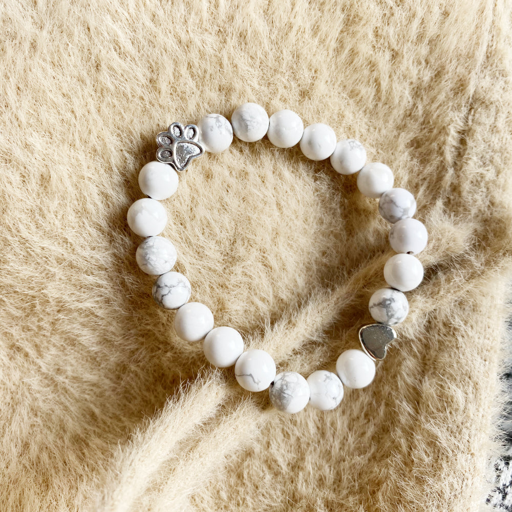 Pulsera de Piedra Natural con Charms de Huella y Corazón – Diseño Artesanal