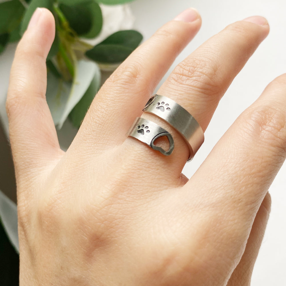 Anillo Ajustable con Huella de Patas y Corazón – Acero Inoxidable