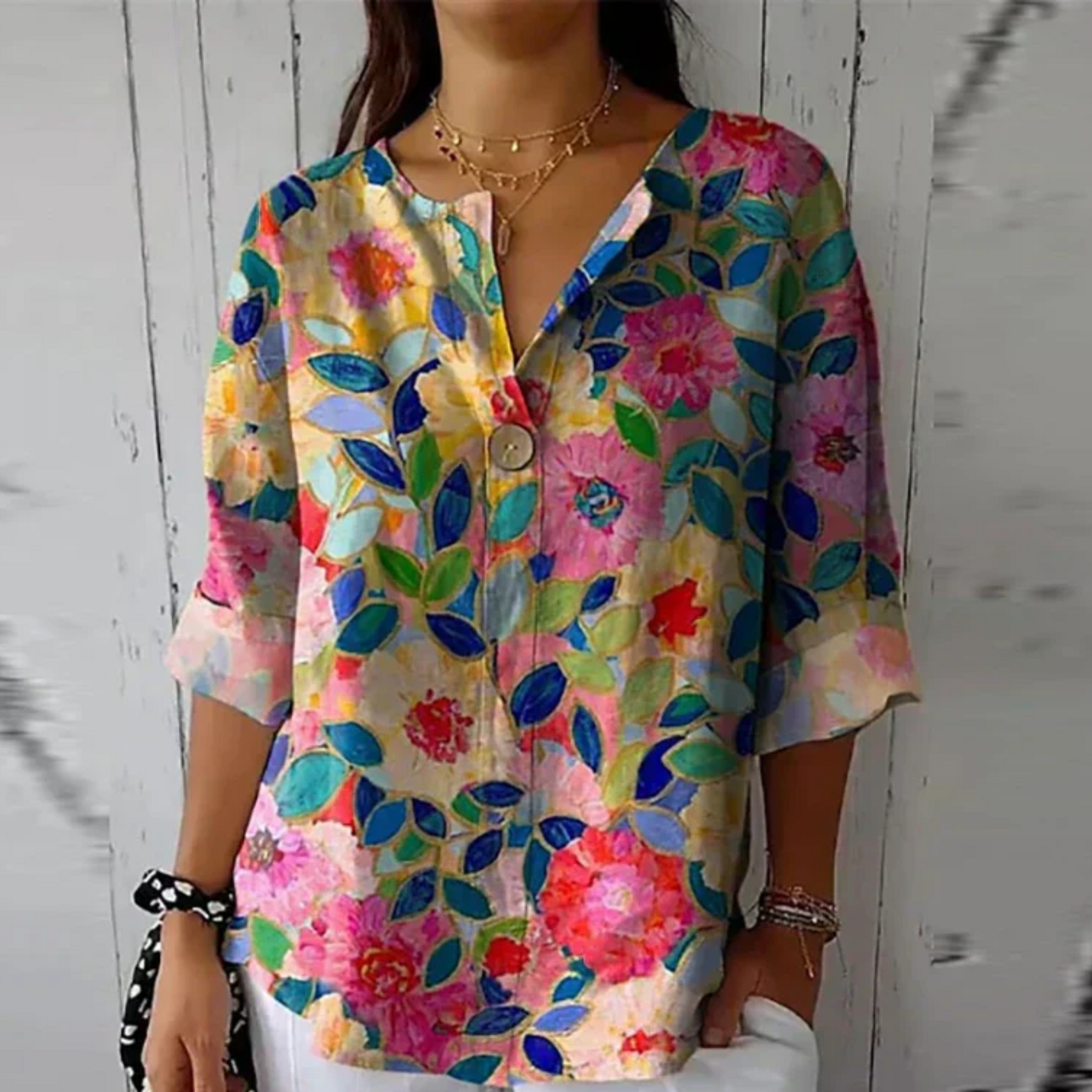 Lucía | Blusa estampada con escote en V