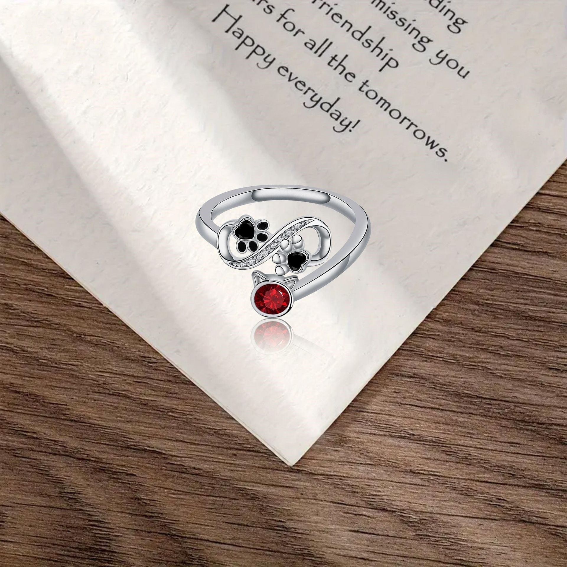 Anillo Ajustable con Huella de Pata Negra y Piedra Roja