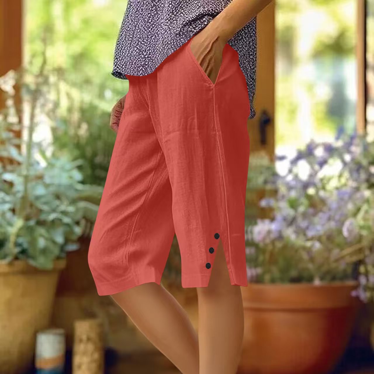 Pantalón capri de mujer liso con bolsillos laterales