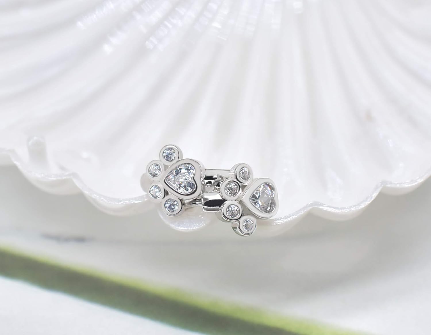 Aros Huggie con Patitas y Zirconia Brillante