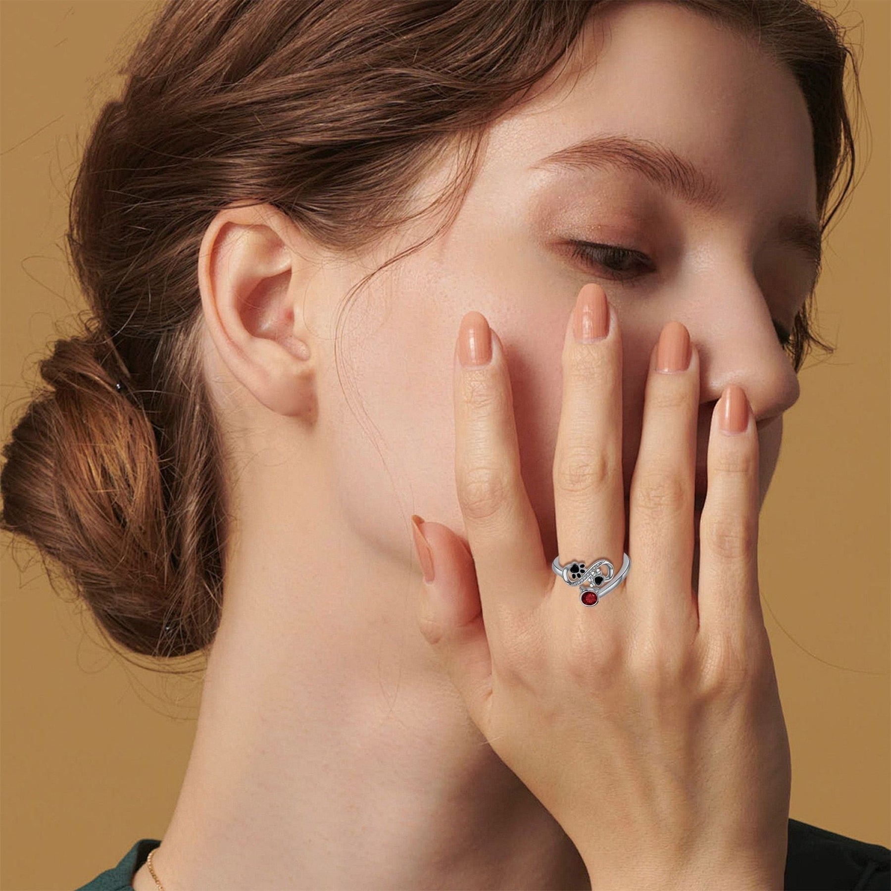 Anillo Ajustable con Huella de Pata Negra y Piedra Roja