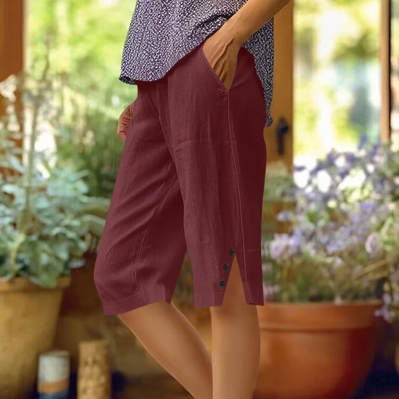 Pantalón capri de mujer liso con bolsillos laterales