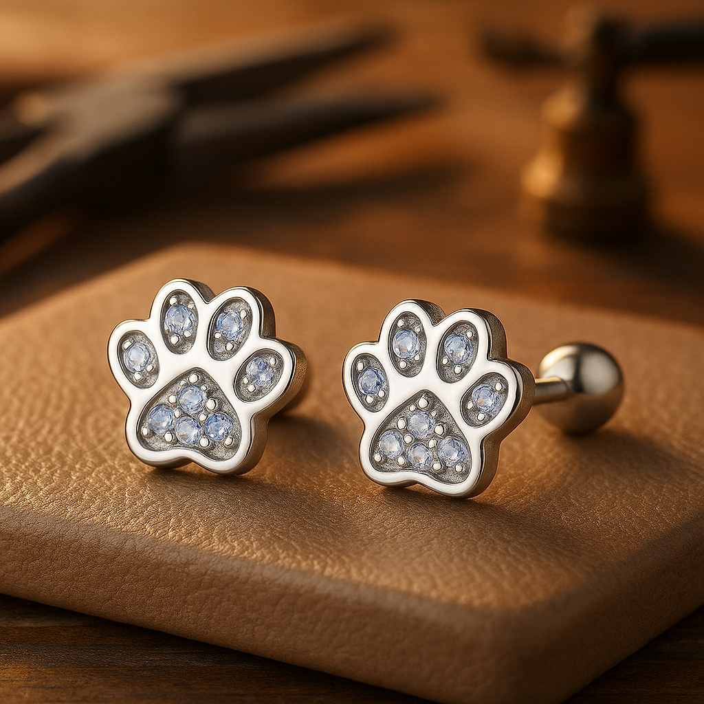 Pendientes de Stud con Huella de Paw de Plata de Ley – Acento de Cristal