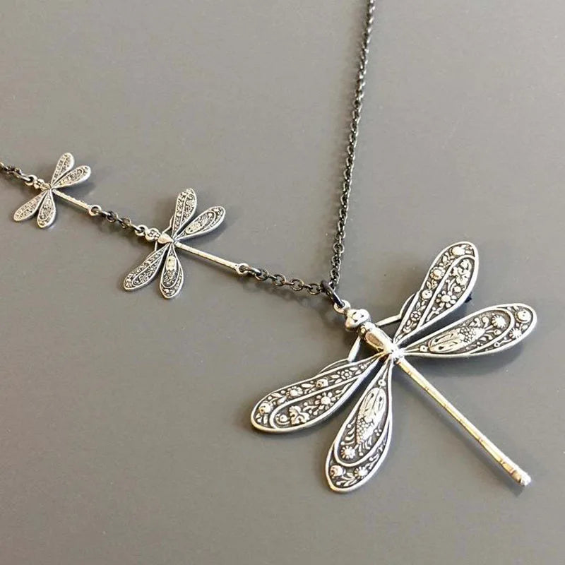 Collar Vintage de Libélula – Símbolo de Cambio, Luz y Libertad