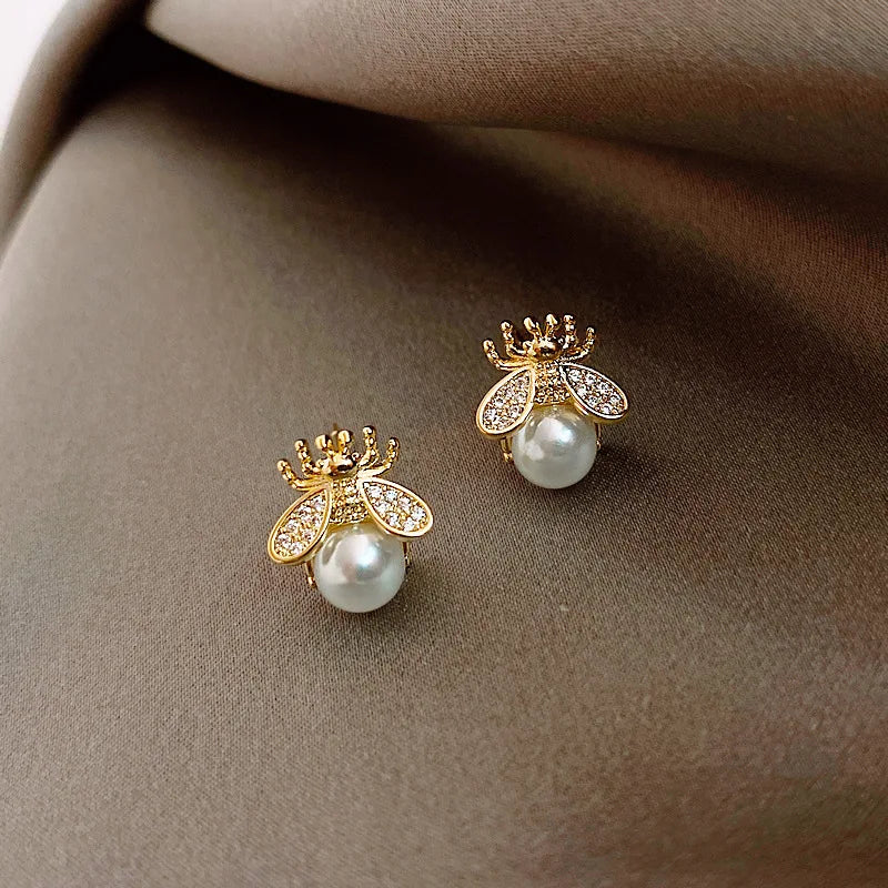Pendientes de Perla con Diseño de Abeja – Joyería Elegante en Tono Dorado para Mujeres