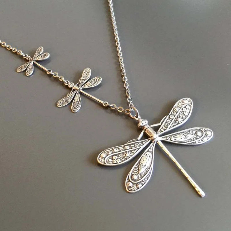 Collar Vintage de Libélula – Símbolo de Cambio, Luz y Libertad