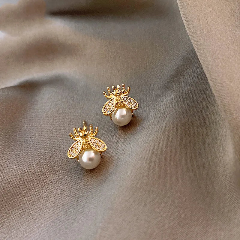 Pendientes de Perla con Diseño de Abeja – Joyería Elegante en Tono Dorado para Mujeres