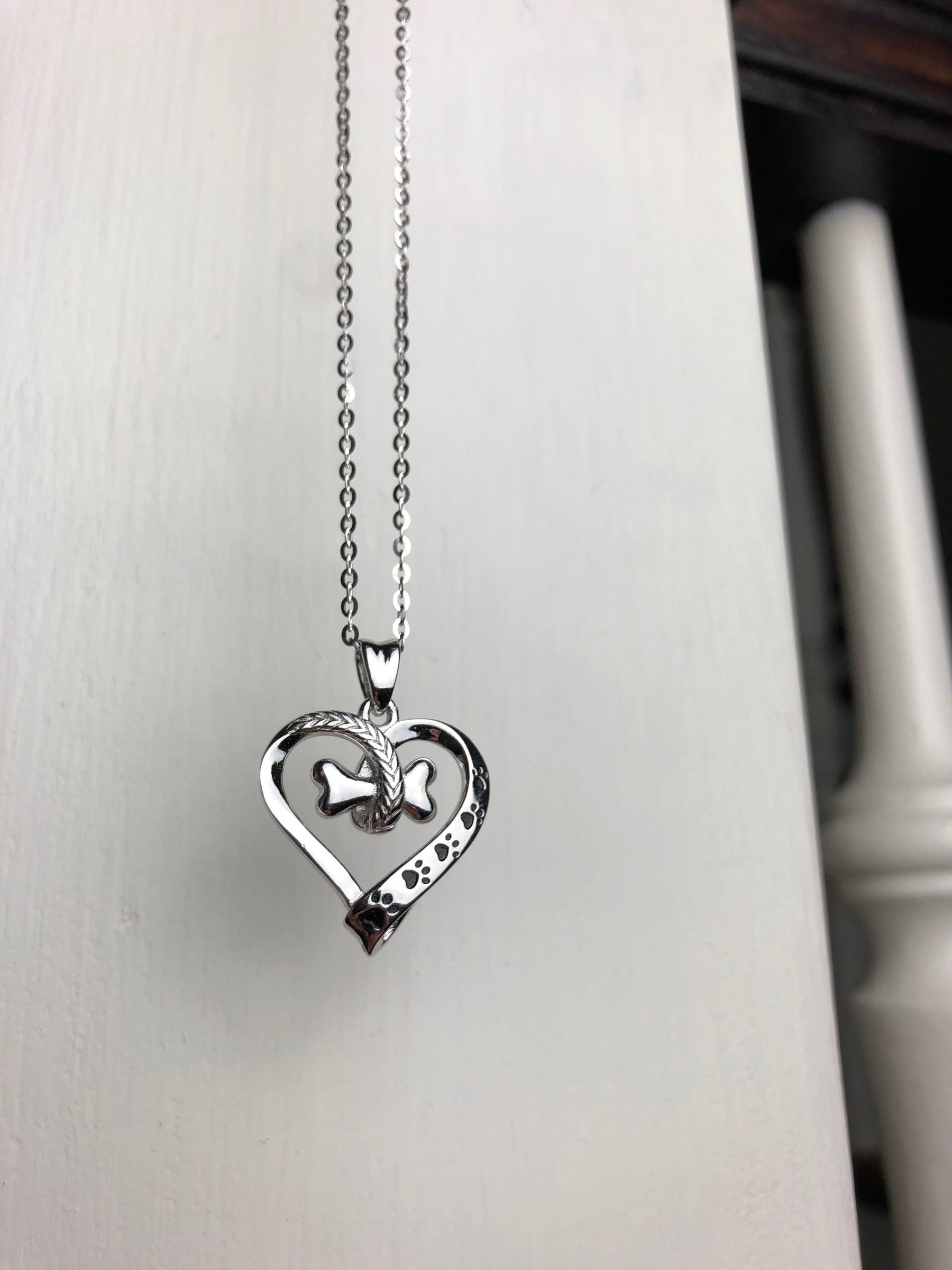 Collar de Pata de Perro y Corazón en Acero Inoxidable