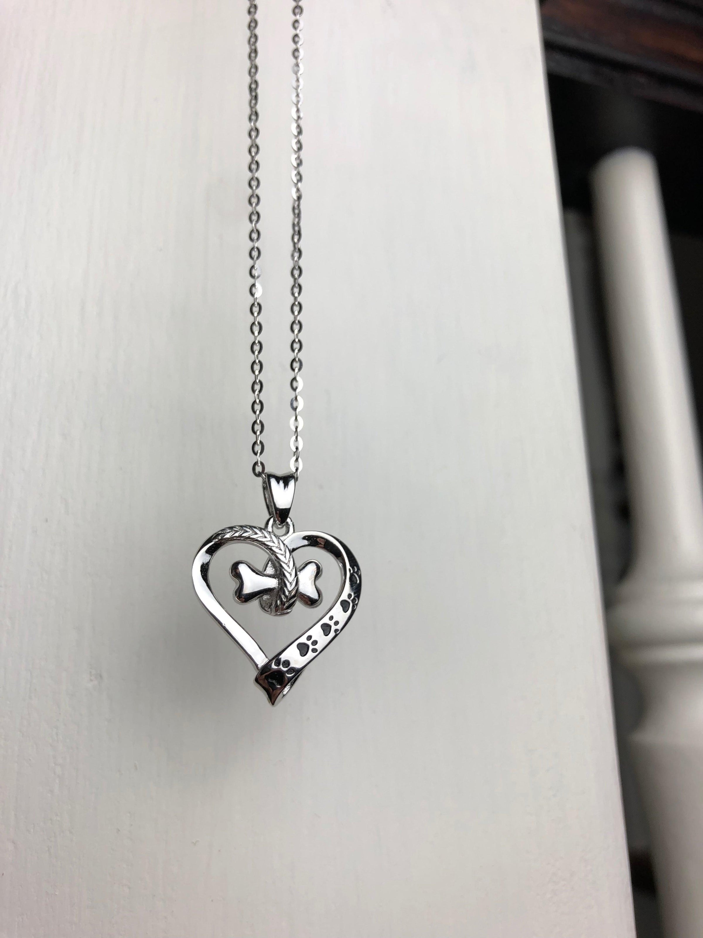 Collar de Pata de Perro y Corazón en Acero Inoxidable