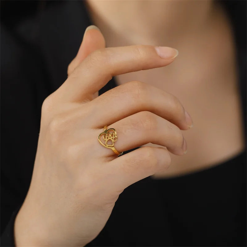 Anillo en Tono Dorado con Huella y Corazón – Joyería de Acero Inoxidable para Amantes de las Mascotas