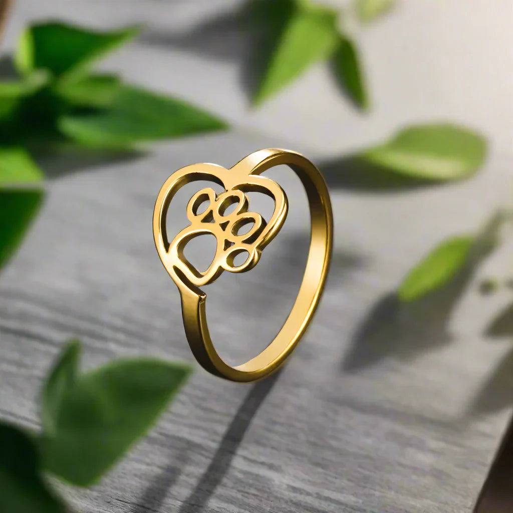 Anillo en Tono Dorado con Huella y Corazón – Joyería de Acero Inoxidable para Amantes de las Mascotas