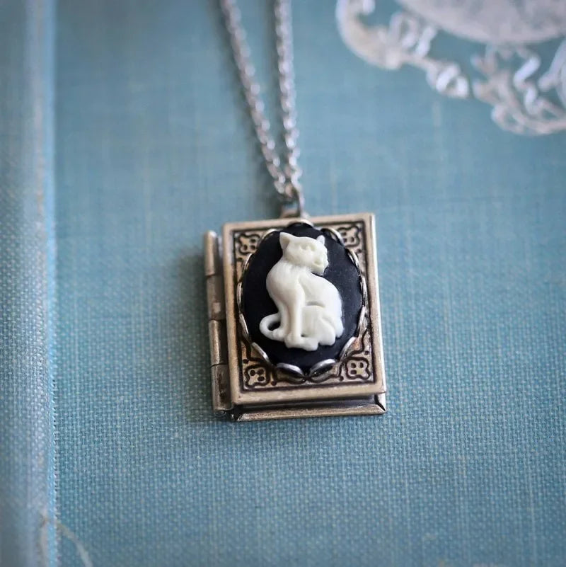 Collar con Colgante de Libro de Gato Vintage – Diseño de Página Rotativa