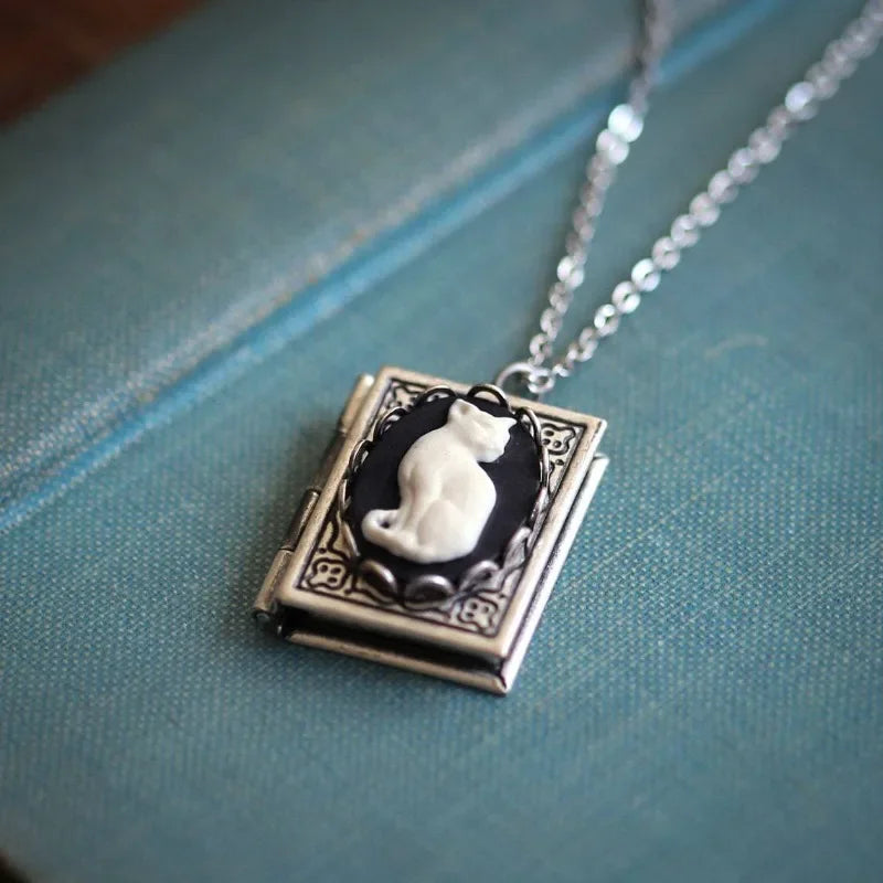Collar con Colgante de Libro de Gato Vintage – Diseño de Página Rotativa