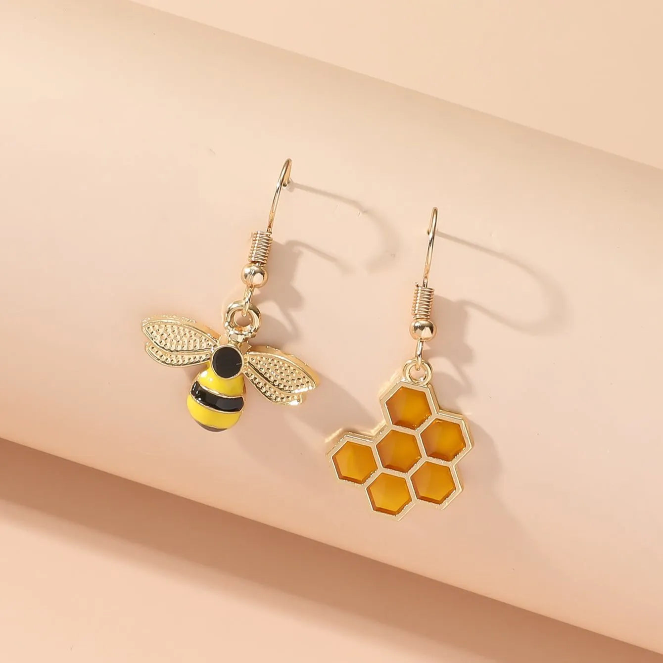Pendientes Colgantes de Panal y Abeja – Joyería en Tono Dorado para Mujeres