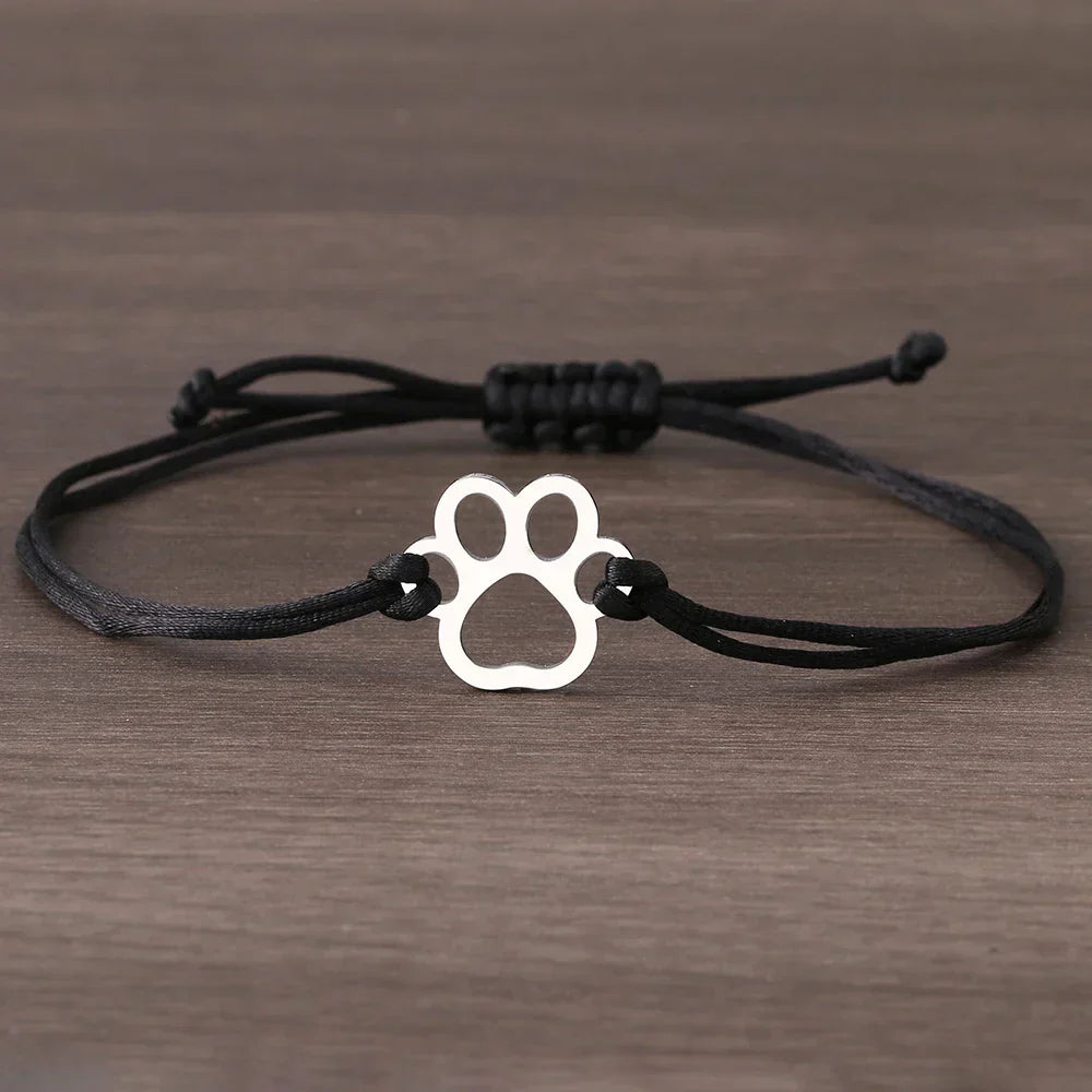 Pulsera de Cuerda con Huella de Patita – Diseño Ajustable en Negro y Rojo