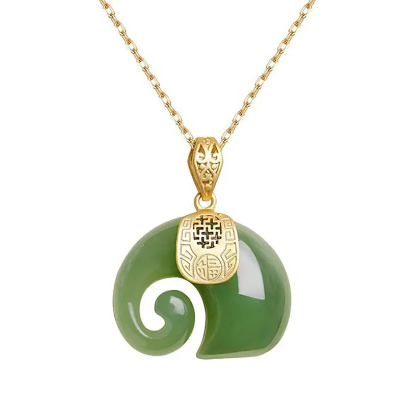 Collar con Colgante de Elefante de Jade Hetian – Cadena Baño de Oro de 18K para Mujeres