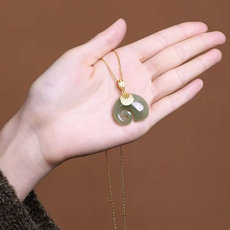 Collar con Colgante de Elefante de Jade Hetian – Cadena Baño de Oro de 18K para Mujeres