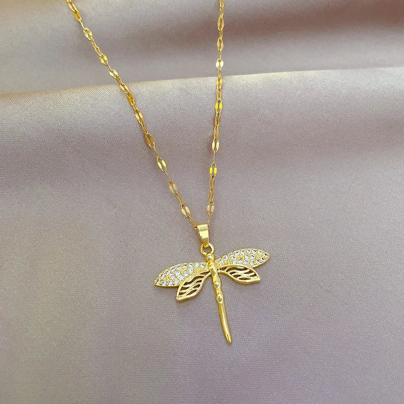 Collar de Libélula de Cristal – Símbolo de Transformación y Belleza