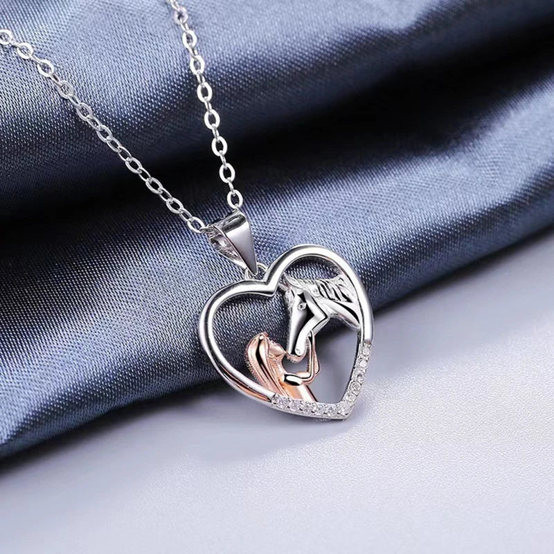 Hermosa Collar de Corazón de Circonita con Niña y Caballo
