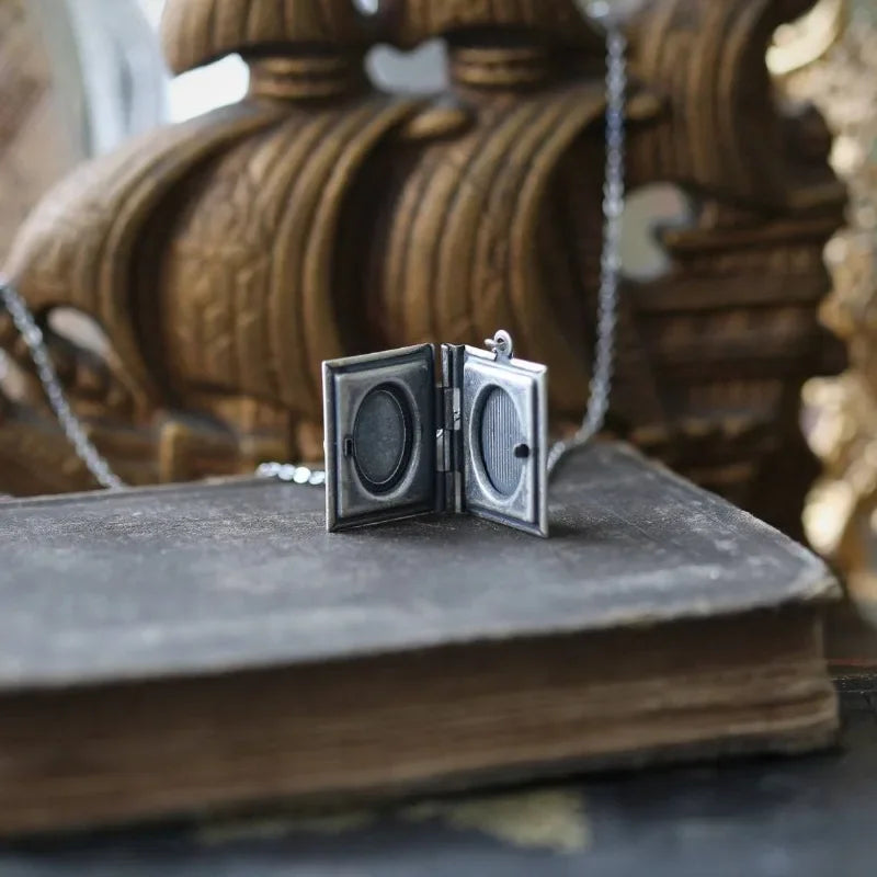 Collar con Colgante de Libro de Gato Vintage – Diseño de Página Rotativa