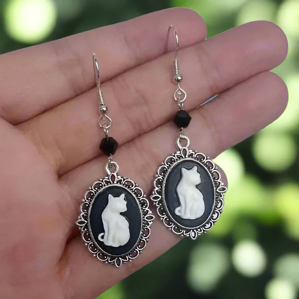 Pendientes Colgantes de Gato Blanco Vintage – Joyería de Marco Plateado para Mujeres