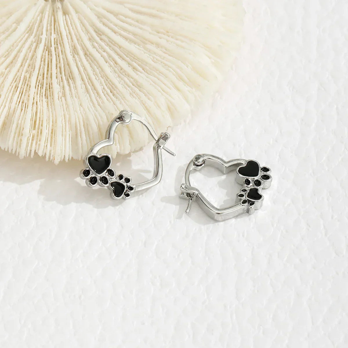 Pendientes Huggie con Huella de Corazón y Esmalte Negro