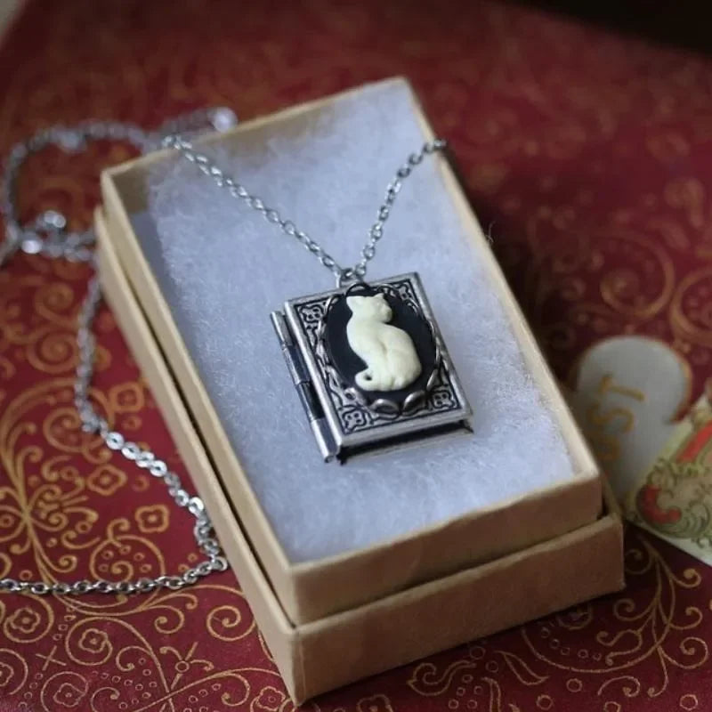 Collar con Colgante de Libro de Gato Vintage – Diseño de Página Rotativa