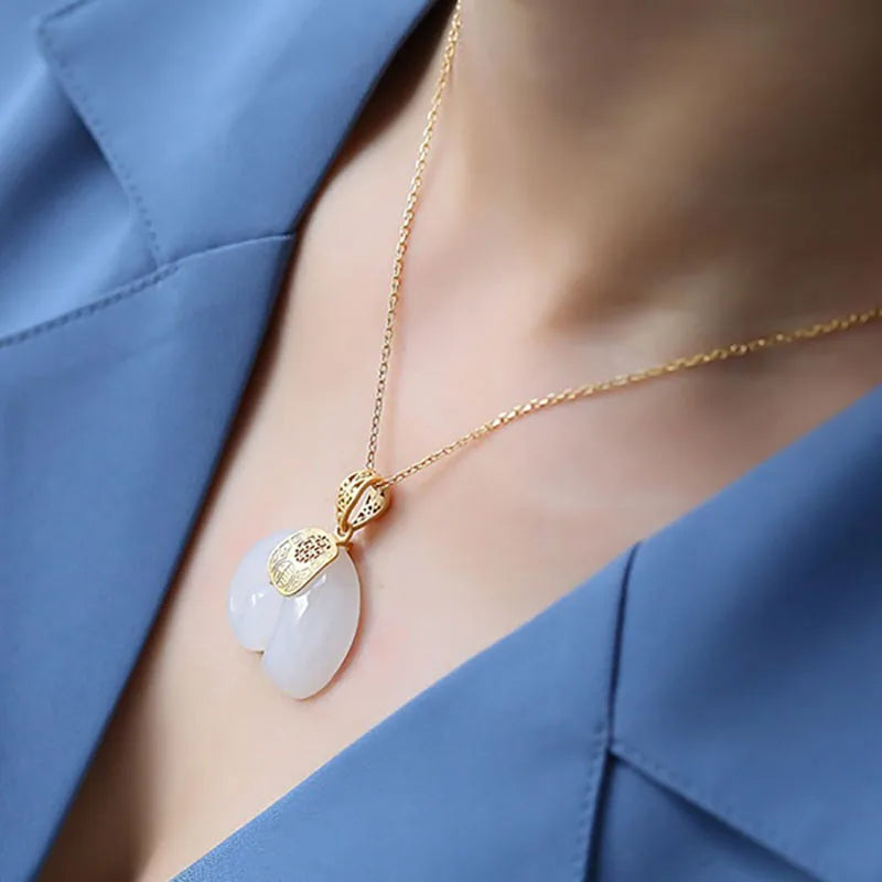Collar con Colgante de Elefante de Jade Hetian – Cadena Baño de Oro de 18K para Mujeres