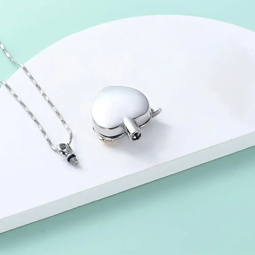 Collar de Urna con Corazón de Colibrí
