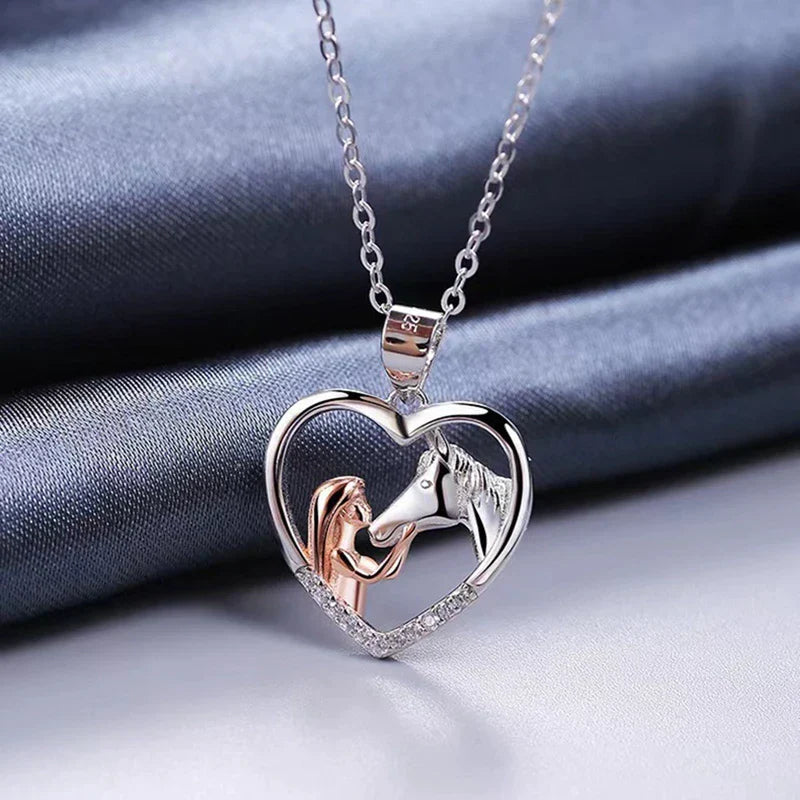Hermosa Collar de Corazón de Circonita con Niña y Caballo