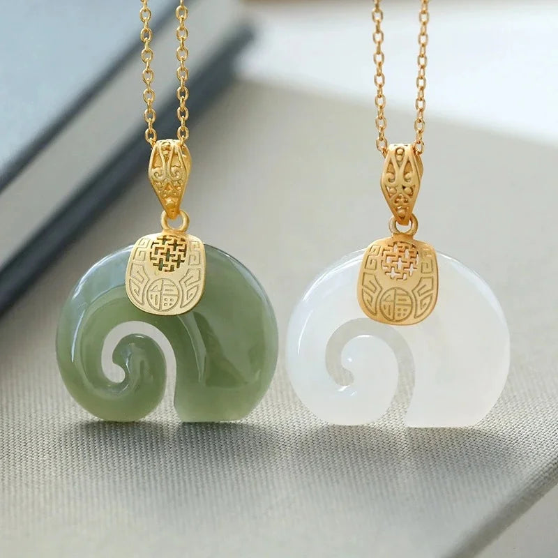 Collar con Colgante de Elefante de Jade Hetian – Cadena Baño de Oro de 18K para Mujeres