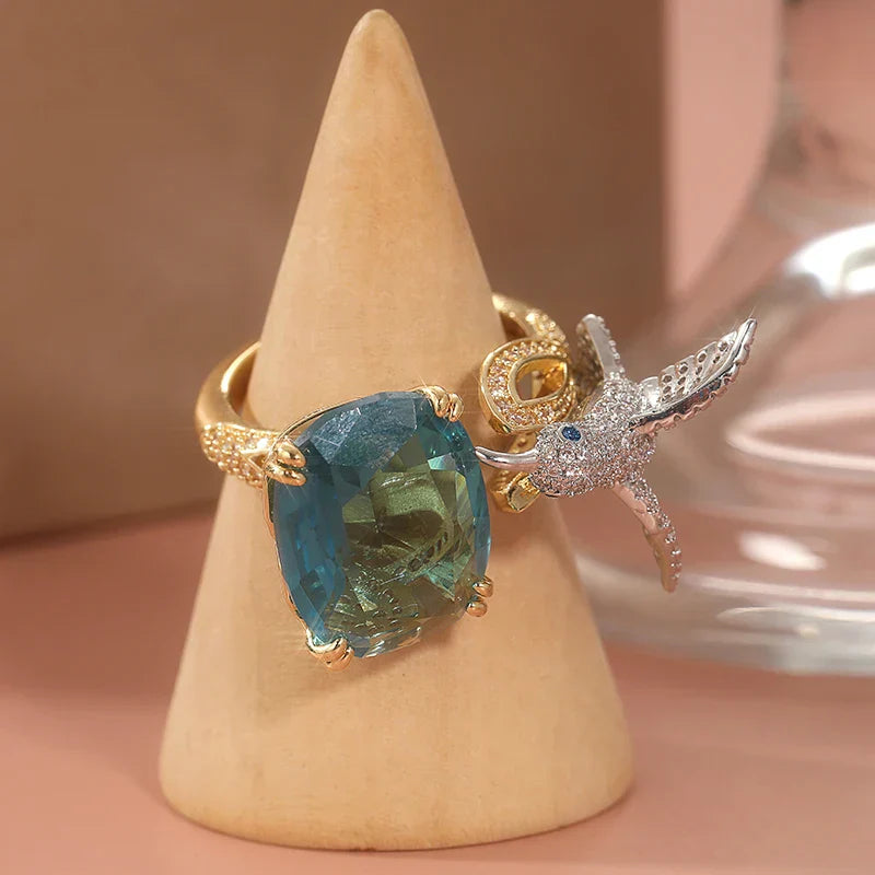 Anillo Ajustable de Colibrí Color Aguamarina – Baño de Oro de 14K