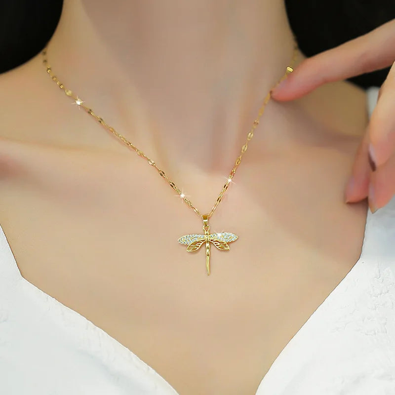 Collar de Libélula de Cristal – Símbolo de Transformación y Belleza