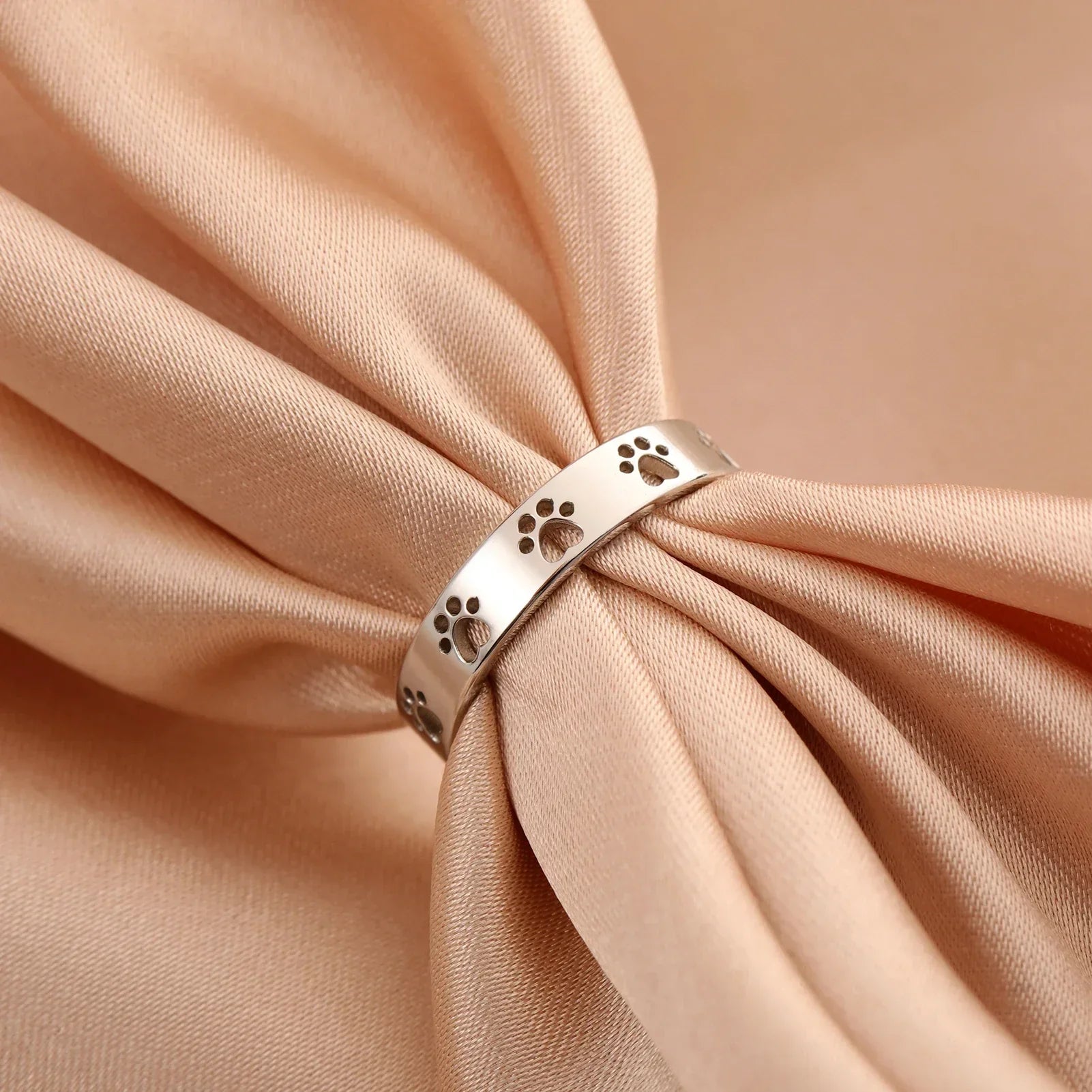 Anillo con Huella de Patas en Tono Dorado – Acero Inoxidable