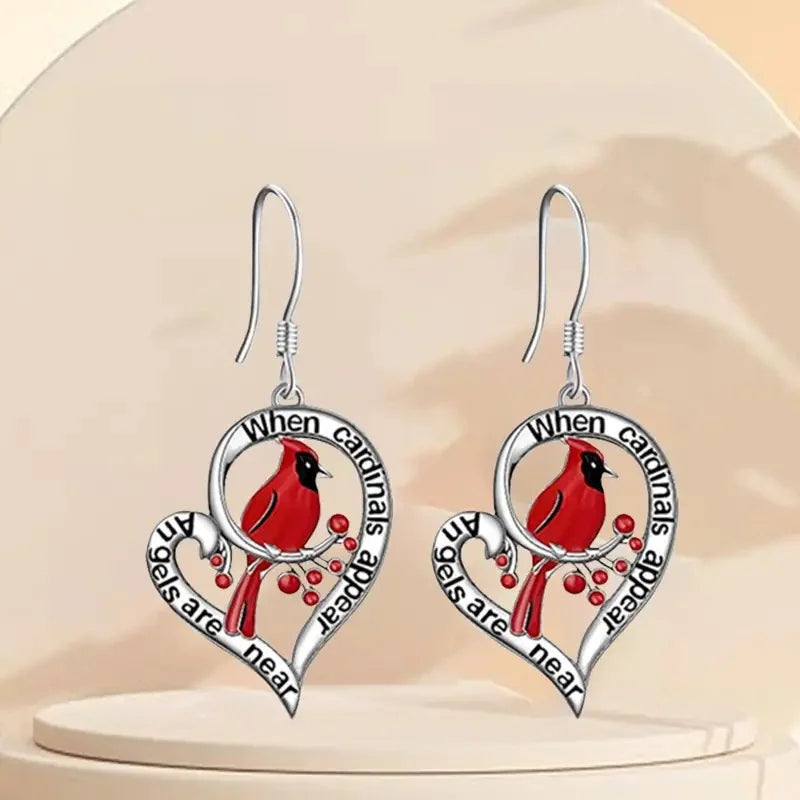 Pendientes Conmemorativos de Cardenales – “Cuando Aparecen los Cardenales, los Ángeles Están Cerca” Diseño de Corazón