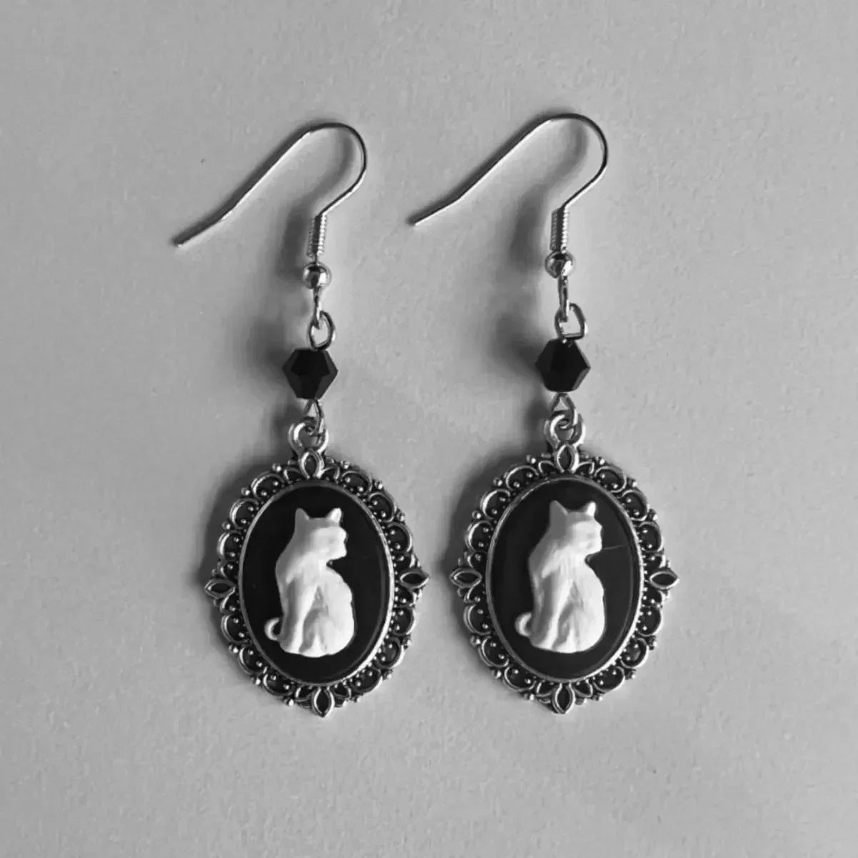 Pendientes Colgantes de Gato Blanco Vintage – Joyería de Marco Plateado para Mujeres
