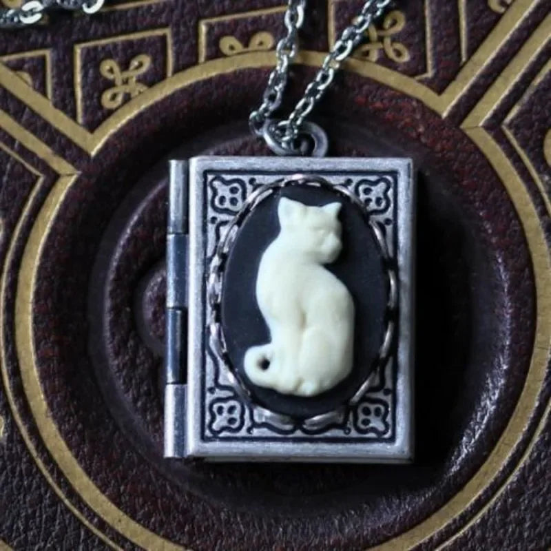 Collar con Colgante de Libro de Gato Vintage – Diseño de Página Rotativa