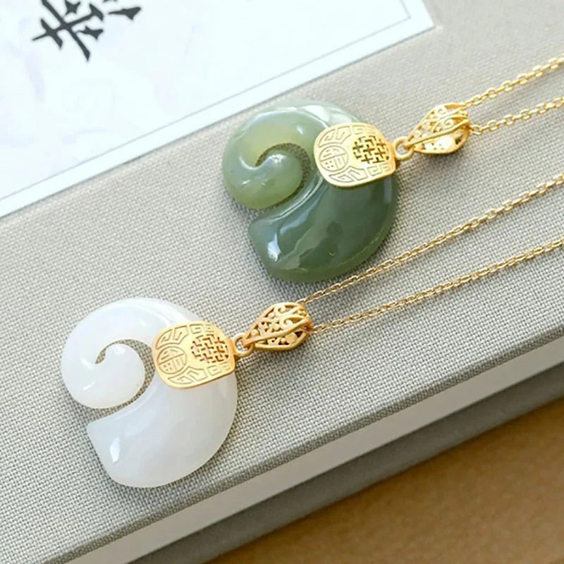 Collar con Colgante de Elefante de Jade Hetian – Cadena Baño de Oro de 18K para Mujeres