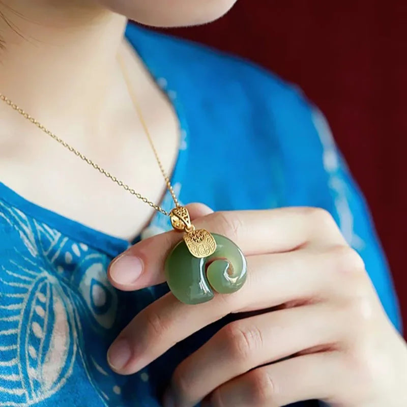Collar con Colgante de Elefante de Jade Hetian – Cadena Baño de Oro de 18K para Mujeres