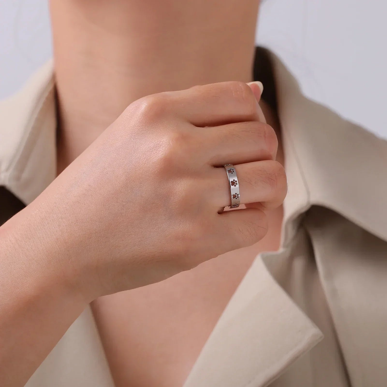 Anillo con Huella de Patas en Tono Dorado – Acero Inoxidable