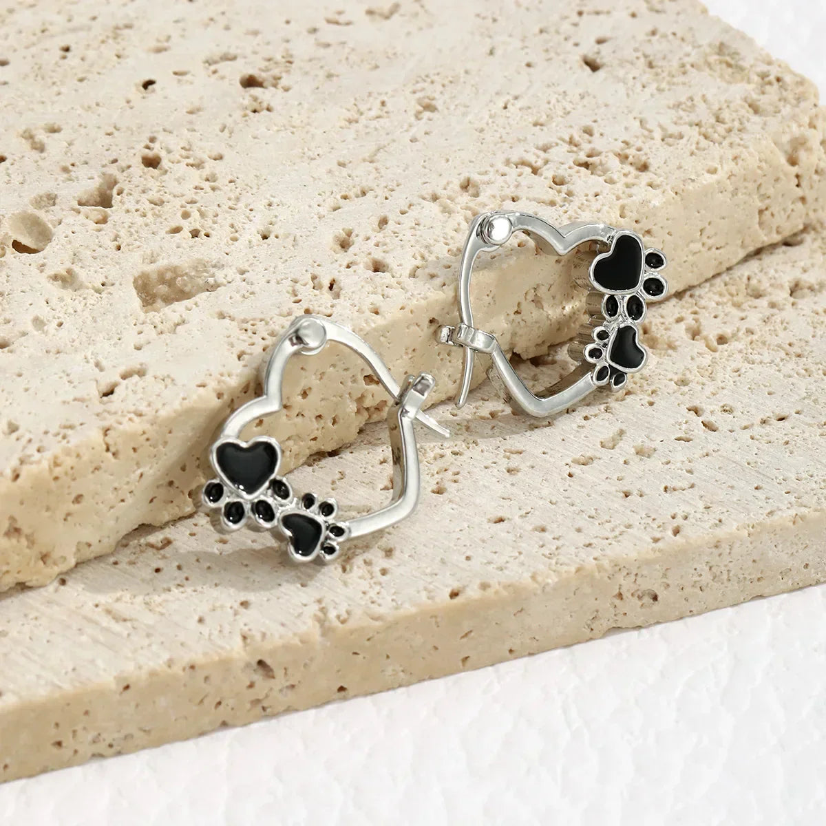 Pendientes Huggie con Huella de Corazón y Esmalte Negro