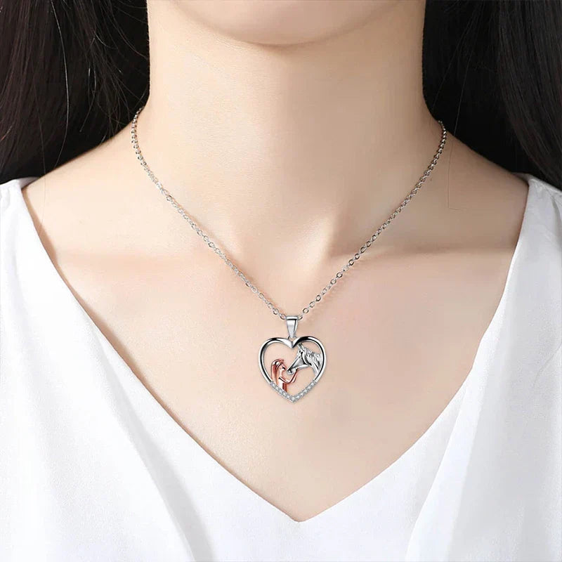Hermosa Collar de Corazón de Circonita con Niña y Caballo