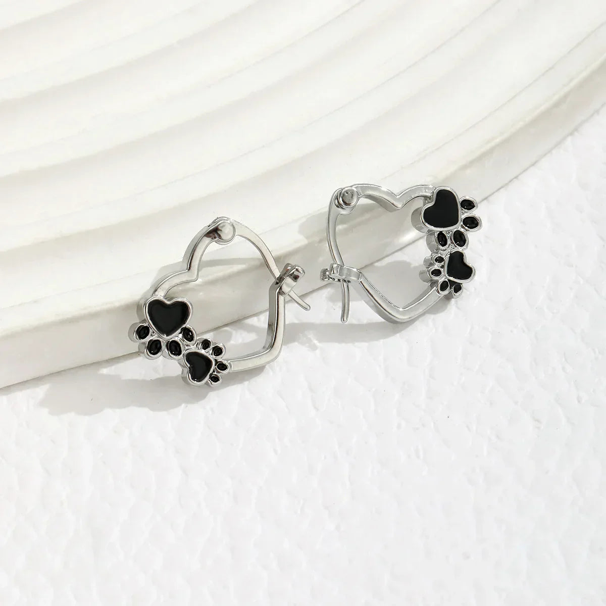 Pendientes Huggie con Huella de Corazón y Esmalte Negro