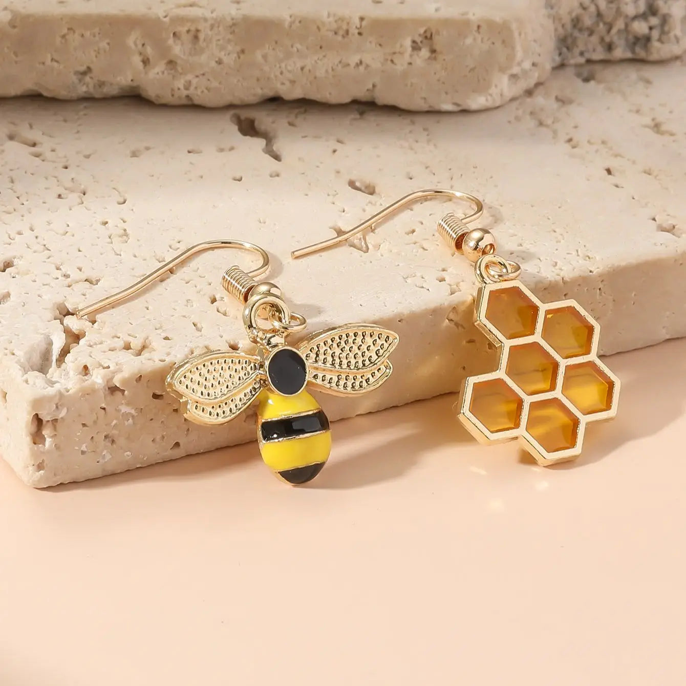 Pendientes Colgantes de Panal y Abeja – Joyería en Tono Dorado para Mujeres